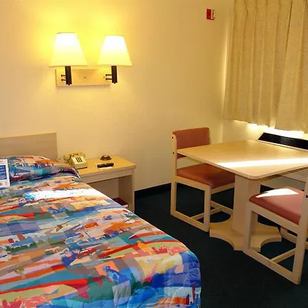 Rodeway Inn Kissimmee Maingate West - Free Theme Park Shuttle 